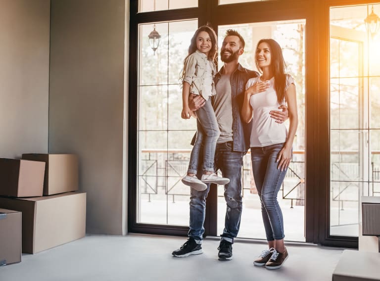 Contact inception-app-prod/NjI4ZGJjM2QtY2FiNy00MTZkLWFhZjctOGM4YjIxOWY2NjU4/content/2020/10/happy-family-cardboard-boxes-new-house-669633328.jpg