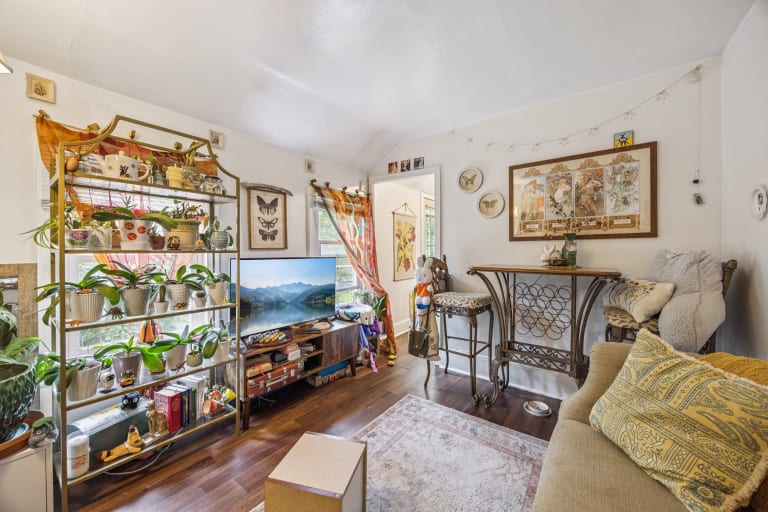 <p>Apartment 4</p> inception-app-prod/ODU4ZWY2NTMtNzE5MC00ZGEwLWE3NmItMWE2ZDRiZWE1NGE5/content/2025/08/a88328670d7d30bc25368467c70d14cc719b7775.jpg