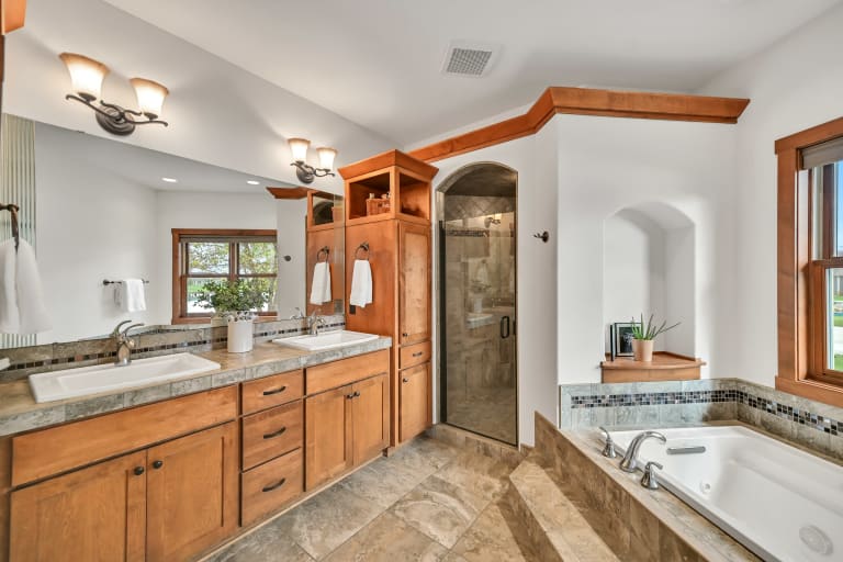 1005 E Oak Ct., Oak Creek, WI inception-app-prod/YTdkMWIyMGMtYzZlNi00OTIzLWFkYjAtYTY0YzEyODNmM2Zm/content/2025/10/0bbf2df50d39223b24761e994771c5644a721668.jpg