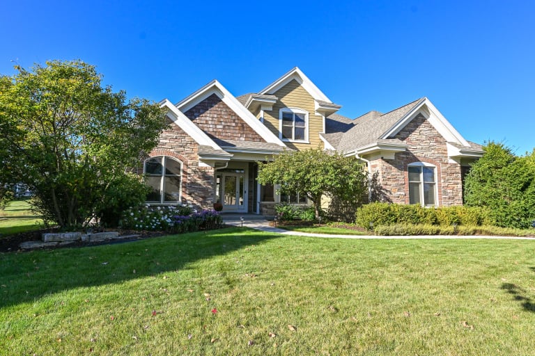 1005 E Oak Ct., Oak Creek, WI inception-app-prod/YTdkMWIyMGMtYzZlNi00OTIzLWFkYjAtYTY0YzEyODNmM2Zm/content/2025/10/1c61e67d38c41f5073abac687c54896798590534.jpg