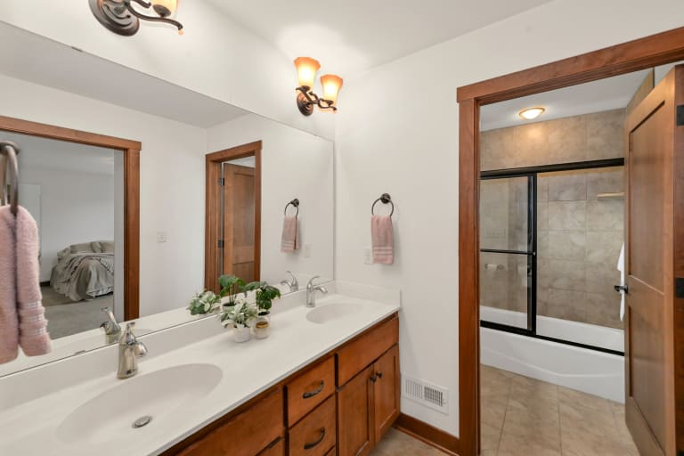 1005 E Oak Ct., Oak Creek, WI inception-app-prod/YTdkMWIyMGMtYzZlNi00OTIzLWFkYjAtYTY0YzEyODNmM2Zm/content/2025/10/4187c22dad30cb3092d0ce213cb0c14f542800f3.jpg