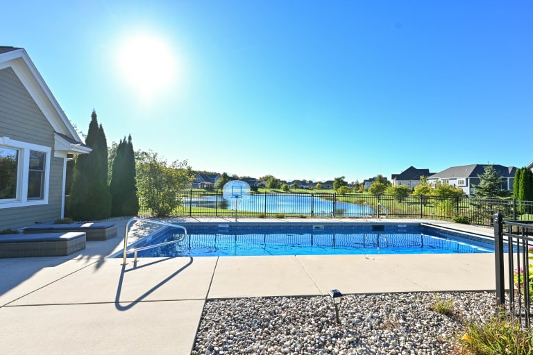 1005 E Oak Ct., Oak Creek, WI inception-app-prod/YTdkMWIyMGMtYzZlNi00OTIzLWFkYjAtYTY0YzEyODNmM2Zm/content/2025/10/422f91e12cf0087f927af1b38cc63510df2fc3c1.jpg