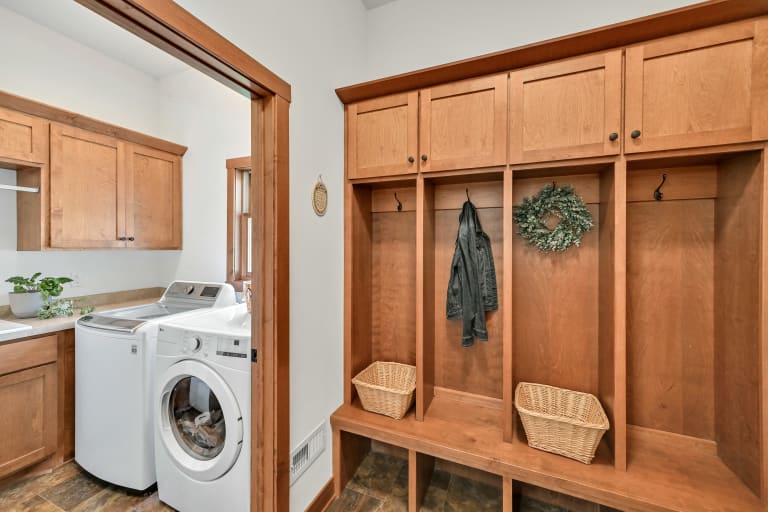 1005 E Oak Ct., Oak Creek, WI inception-app-prod/YTdkMWIyMGMtYzZlNi00OTIzLWFkYjAtYTY0YzEyODNmM2Zm/content/2025/10/62b48b86cda5cfd577e10afa10e91387689a1d12.jpg