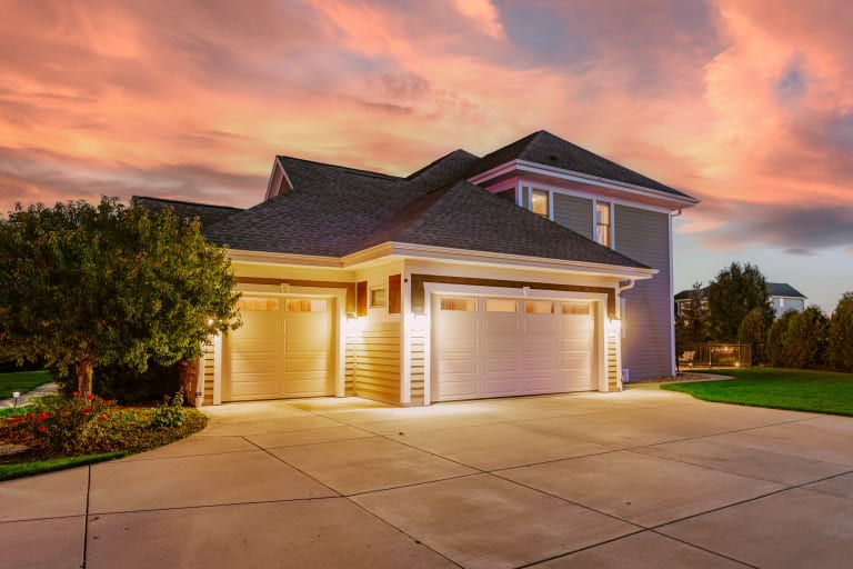 1005 E Oak Ct., Oak Creek, WI inception-app-prod/YTdkMWIyMGMtYzZlNi00OTIzLWFkYjAtYTY0YzEyODNmM2Zm/content/2025/10/80a1aa02a20b31159eff9db61a7c9b7f8c36ecf2.jpg