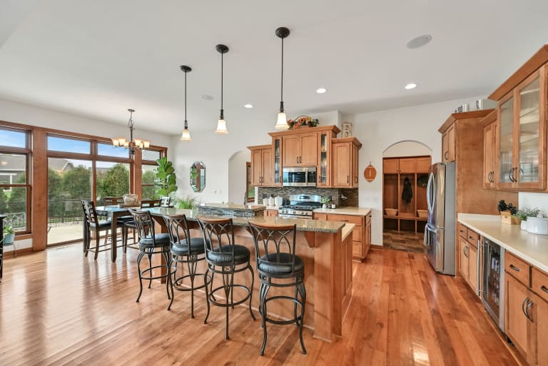 1005 E Oak Ct., Oak Creek, WI inception-app-prod/YTdkMWIyMGMtYzZlNi00OTIzLWFkYjAtYTY0YzEyODNmM2Zm/content/2025/10/8616a8a0a1223f292f02c8dd046b07c322c17f7b.jpg