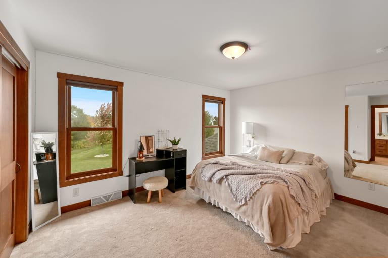 1005 E Oak Ct., Oak Creek, WI inception-app-prod/YTdkMWIyMGMtYzZlNi00OTIzLWFkYjAtYTY0YzEyODNmM2Zm/content/2025/10/f130ac718426296decee8ab296b6a473b63eb12c.jpg