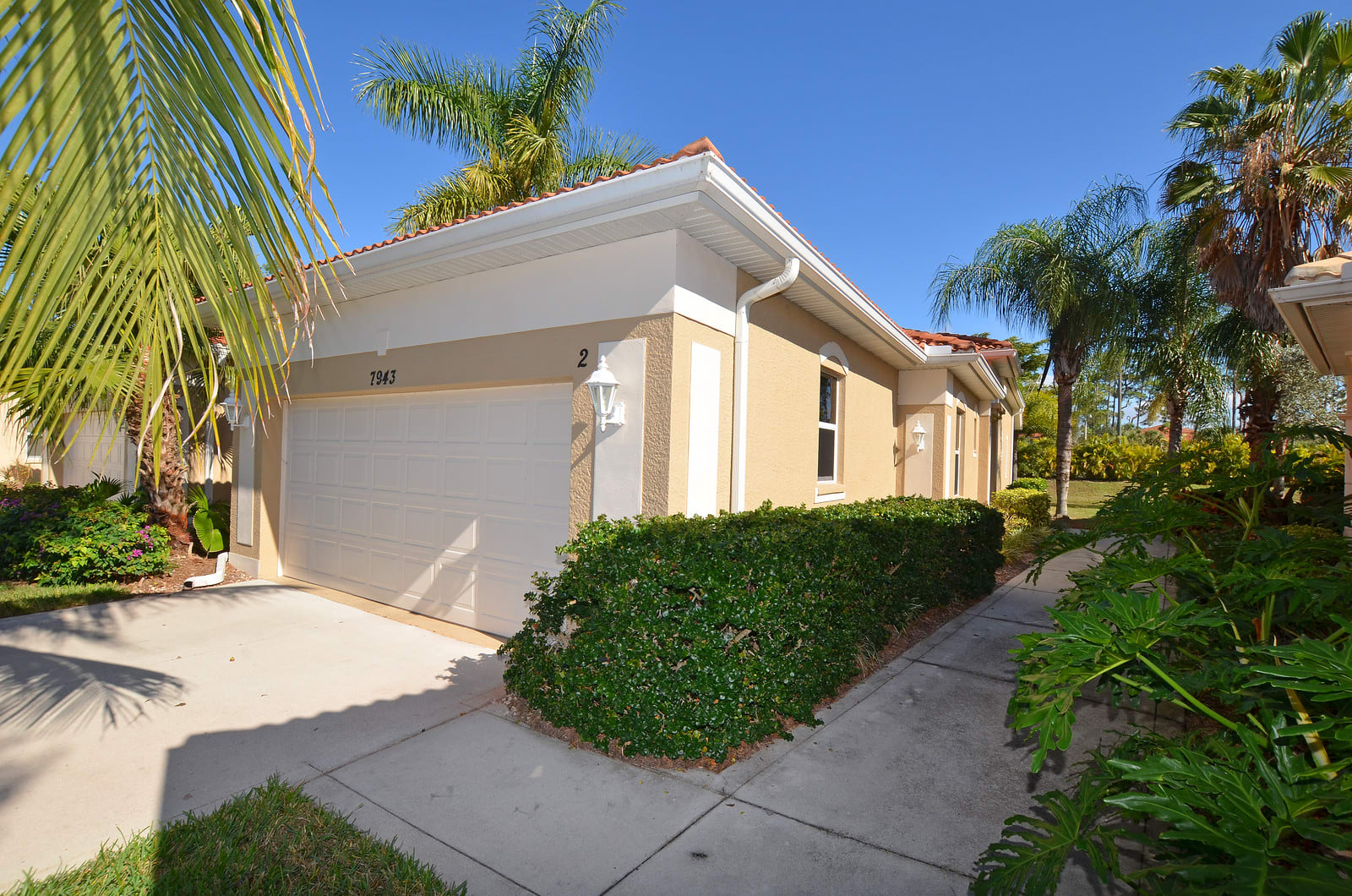 inception-app-prod/M2EzZjM4ZTItNTY1OS00YjVhLTg2OTgtNmNmM2E4NTY0NmI1/content/2016/12/Blue Heron Naples Florida VanHull Ext.jpg