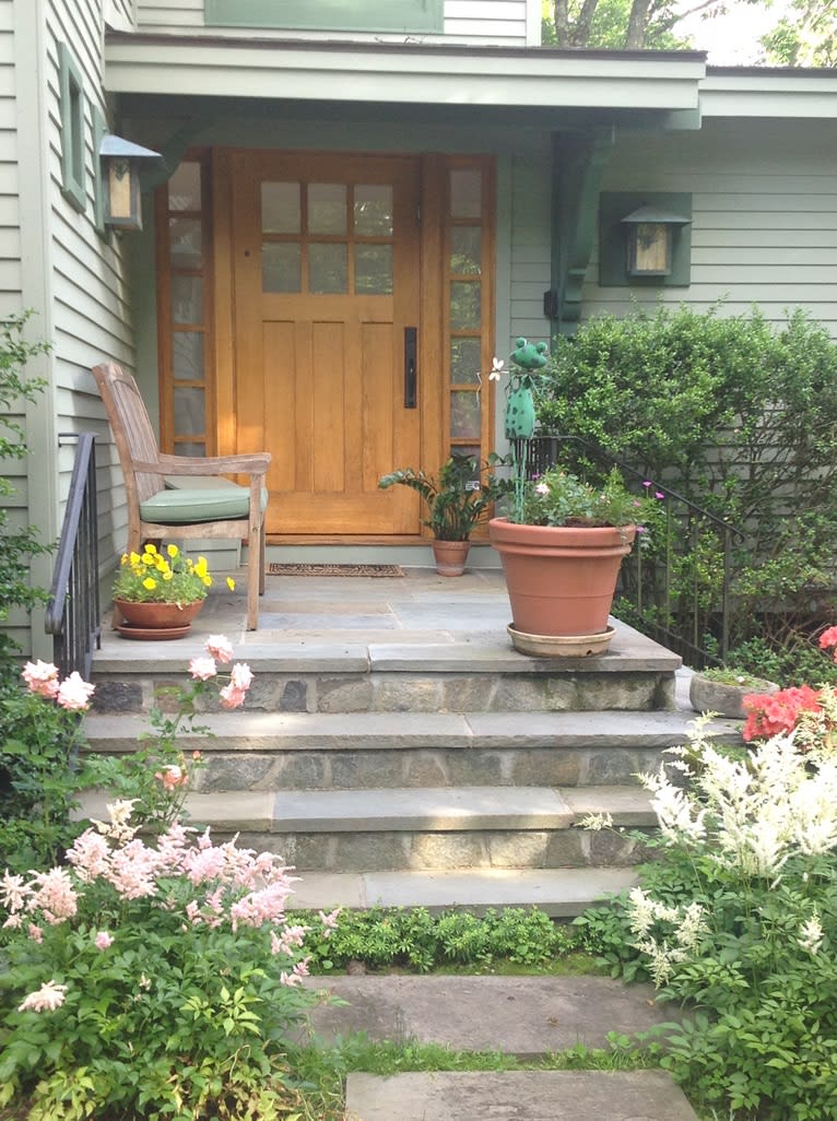 Selling? Creating Curb Appeal inception-app-prod/M2JiYjg3NTYtZGMxYS00ZTFmLThiMDgtZDM3OGEwN2YzMDE4/content/2020/03/db950afe-e76d-41a0-bcc4-7e0929295ec91105c.jpeg