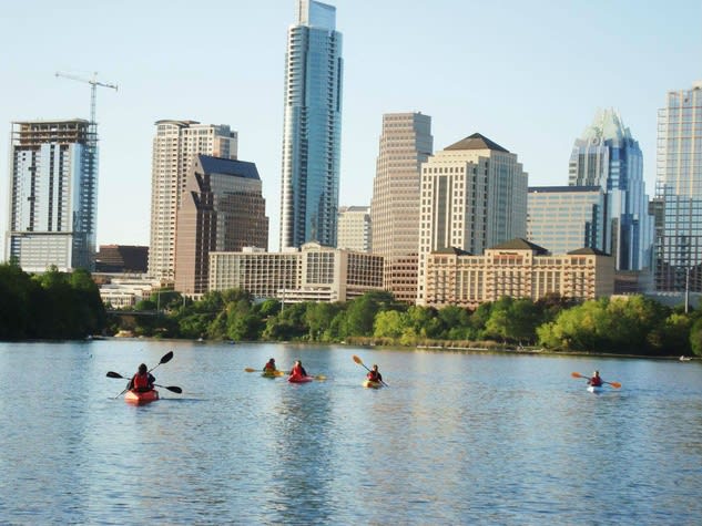 inception-app-prod/M2ZiYTZhMWEtNjY5OC00MGQxLWEyN2YtNjVhZTE4MWFjOGUz/content/2017/01/Austin-skyline-downtown-Lady-Bird-Lake-Town-Colorado-River-kayaking_134900.jpg