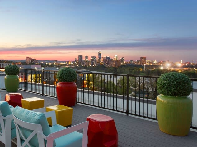 Austin declared one of the hottest rental markets in the nation right now inception-app-prod/M2ZiYTZhMWEtNjY5OC00MGQxLWEyN2YtNjVhZTE4MWFjOGUz/content/2017/03/South-Shore-District-Austin-apartment-rent-patio-downtown-skyline-Riverside_145635 %281%29.jpg