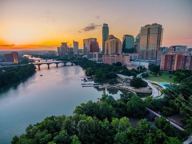 Everyone really is moving to Austin, according to this report inception-app-prod/M2ZiYTZhMWEtNjY5OC00MGQxLWEyN2YtNjVhZTE4MWFjOGUz/content/2017/05/Austin-skyline-including-Lady-Bird-Lake_161904.jpg