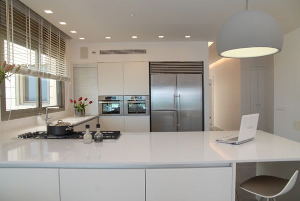 inception-app-prod/MDE3MTJmMDgtM2JhNS00ZjBkLWFhMGYtMWEzMzkyNmYwMDQw%2Fmedia%2F2015%2F01%2Fwhite-l-shaped-kitchen-modern.jpg