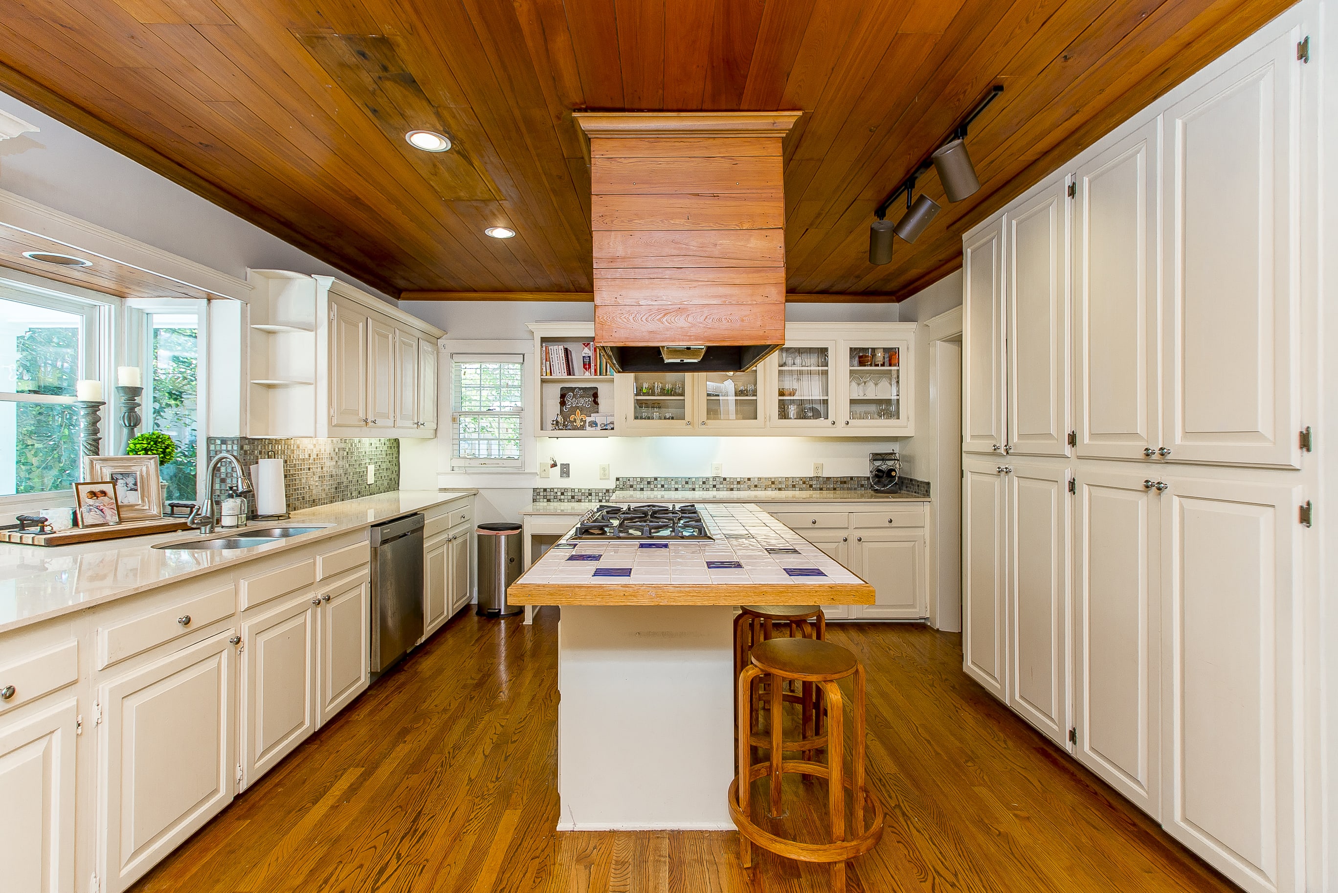 Charming home in University Gardens! inception-app-prod/MDEzOTk5ZmUtOTYwYi00Mjk2LWFmOWEtNzAyMDliMWJkNmVm%2Fcontent%2F2017%2F04%2F9.jpg