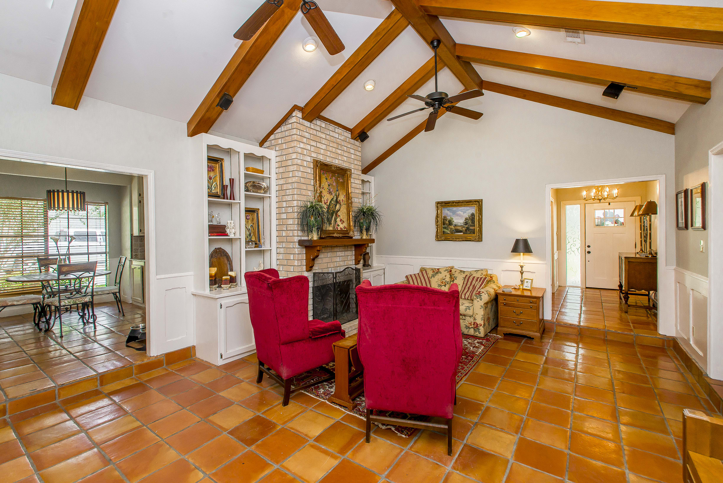 Oak Hills haven awaits you! inception-app-prod/MDEzOTk5ZmUtOTYwYi00Mjk2LWFmOWEtNzAyMDliMWJkNmVm/content/2017/06/7.jpg