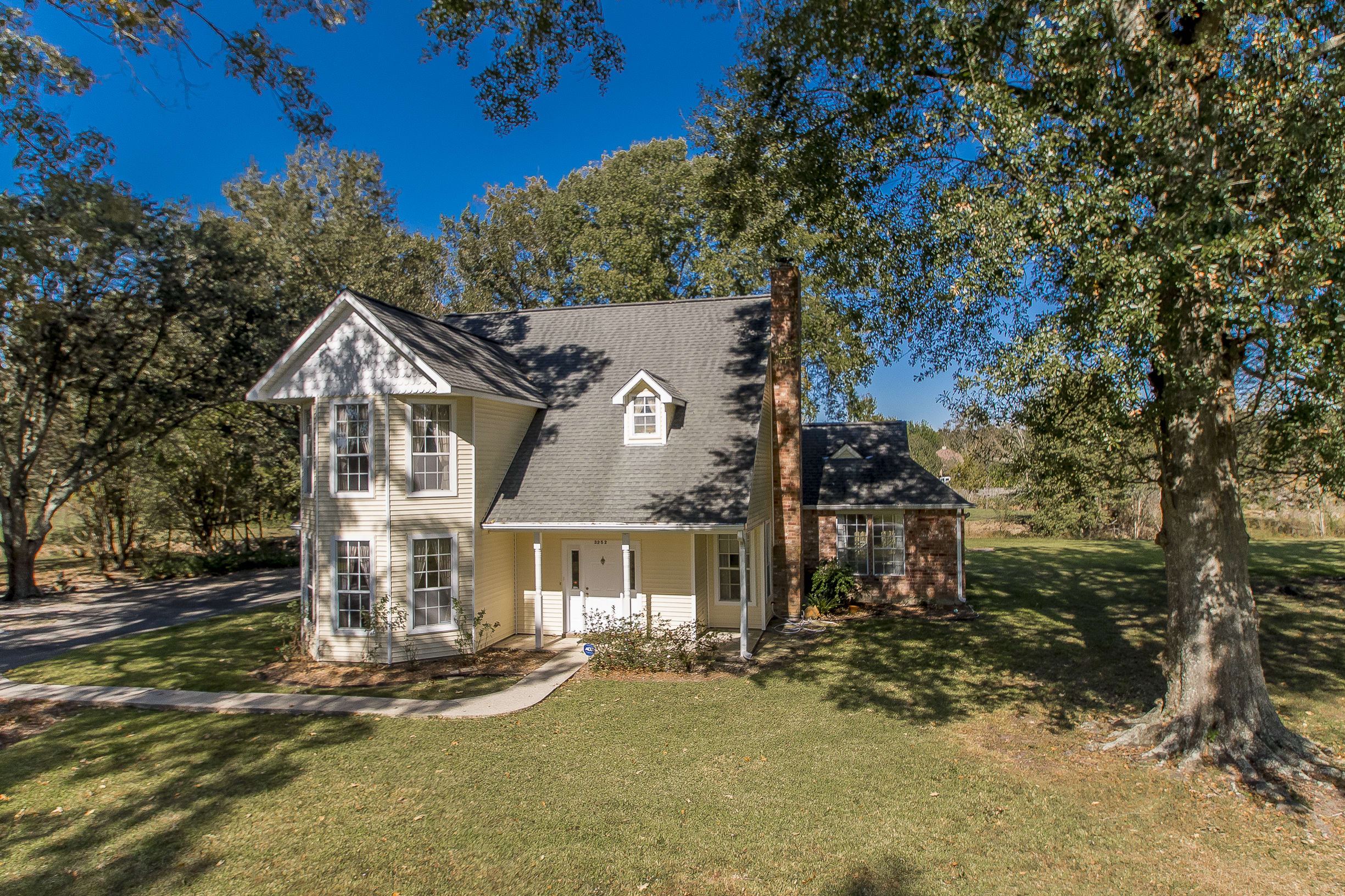 Charming Victorian style home in Riverbend inception-app-prod/MDEzOTk5ZmUtOTYwYi00Mjk2LWFmOWEtNzAyMDliMWJkNmVm%2Fcontent%2F2017%2F11%2F3.jpg