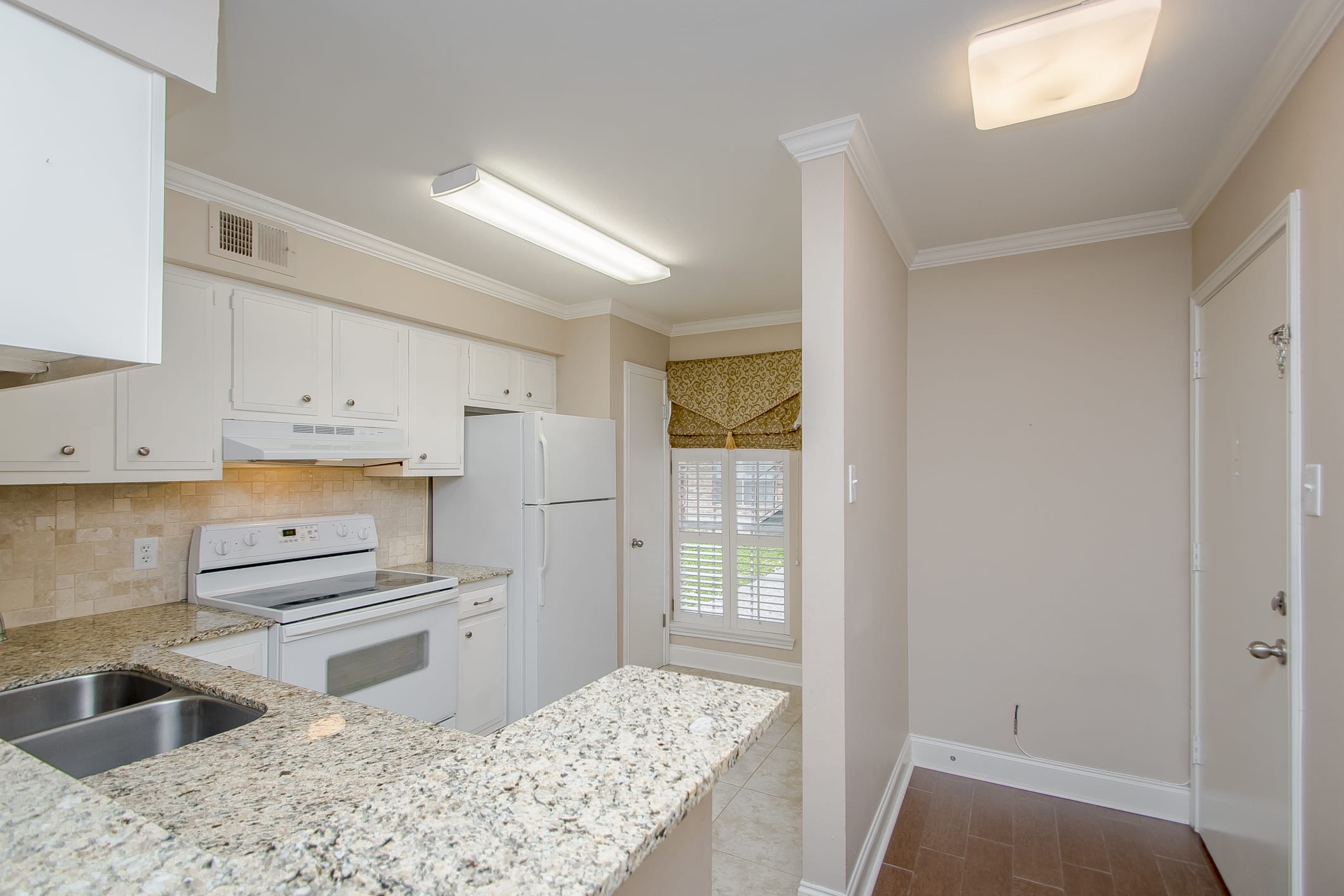 2BR condo near Mid City and LSU inception-app-prod/MDEzOTk5ZmUtOTYwYi00Mjk2LWFmOWEtNzAyMDliMWJkNmVm/content/2019/02/1-2.jpg
