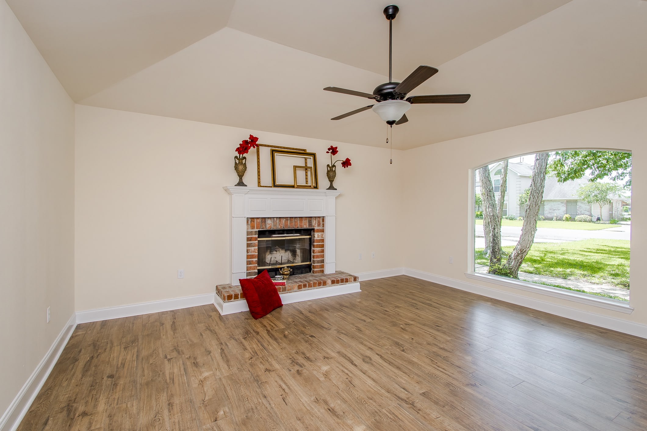 Custom built cottage in Azalea Lakes inception-app-prod/MDEzOTk5ZmUtOTYwYi00Mjk2LWFmOWEtNzAyMDliMWJkNmVm/content/2019/05/4-2.jpg