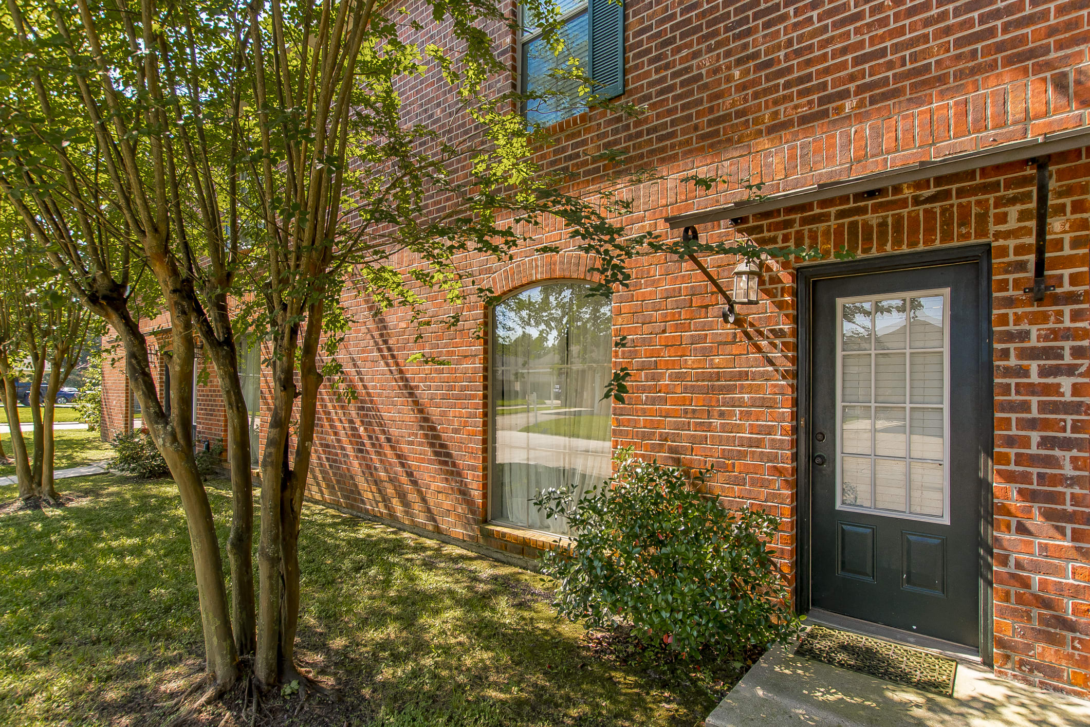 Live close to LSU campus inception-app-prod/MDEzOTk5ZmUtOTYwYi00Mjk2LWFmOWEtNzAyMDliMWJkNmVm/content/2020/05/1-3.jpg