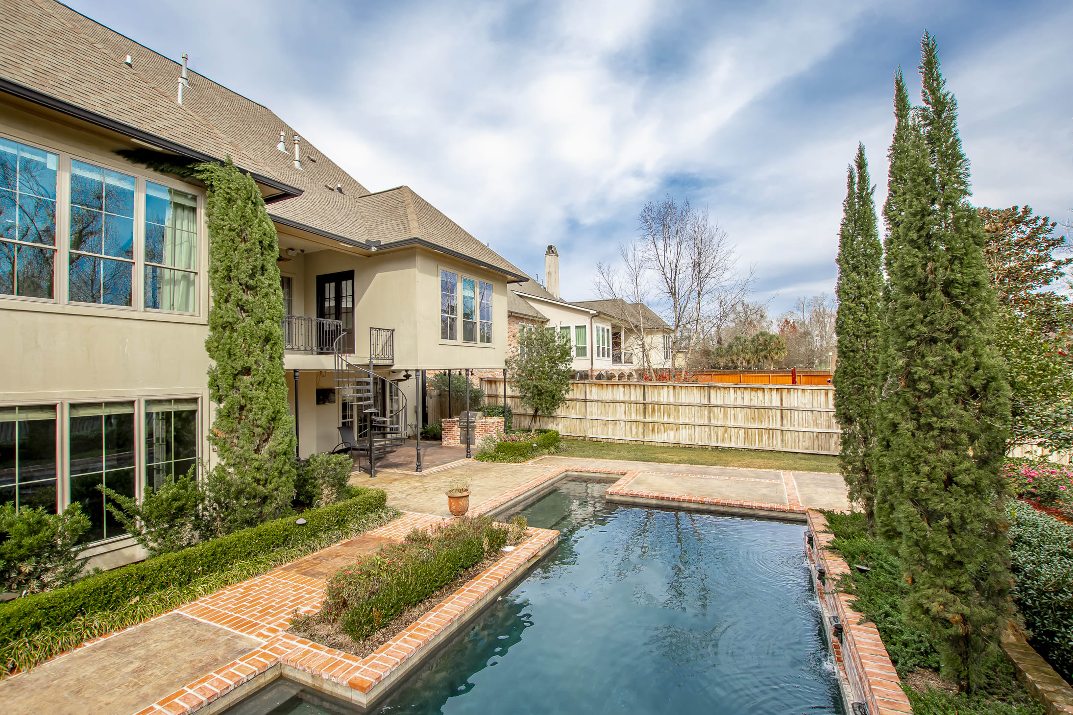 Custom built 4BR home in Kensington Estates with unique & elegant features! inception-app-prod/MDEzOTk5ZmUtOTYwYi00Mjk2LWFmOWEtNzAyMDliMWJkNmVm/content/2021/01/1-4.jpg