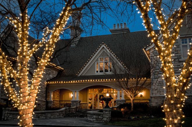 10 Ways to Decorate With Outdoor Christmas Lights inception-app-prod/MDQwNjliN2YtMWViOC00MmJjLTkxZTAtMjY0MjAzNGQyMWZl/content/2018/11/Holiday lighting.jpg