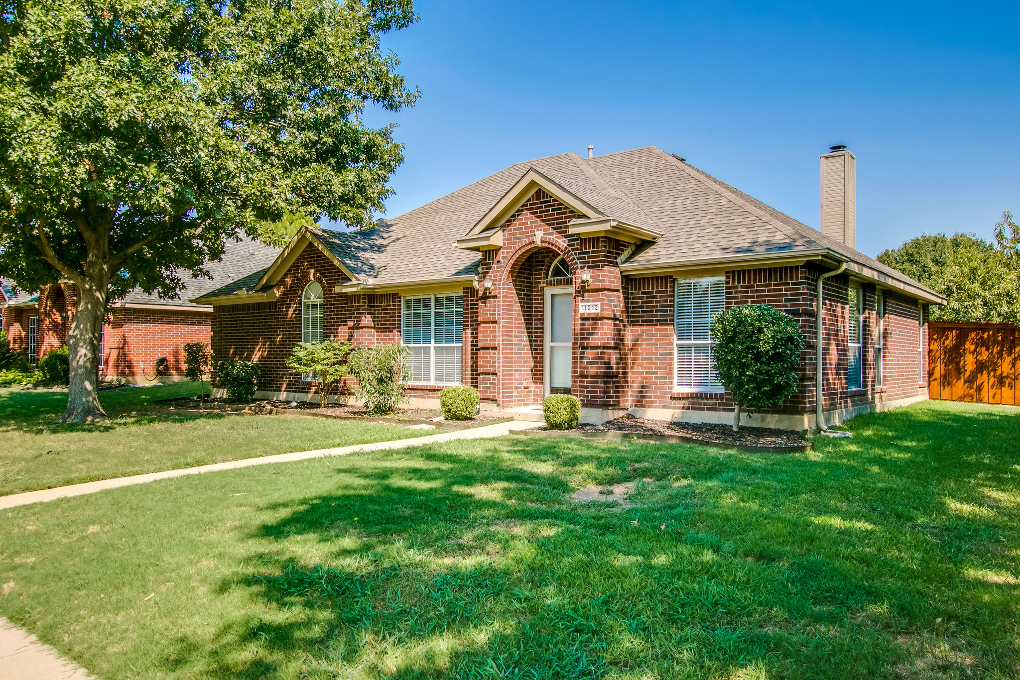 JUST LISTED FOR SALE: 11212 Amber Valley Drive, Frisco TX inception-app-prod/MDQwNjliN2YtMWViOC00MmJjLTkxZTAtMjY0MjAzNGQyMWZl/content/2019/09/1.jpg