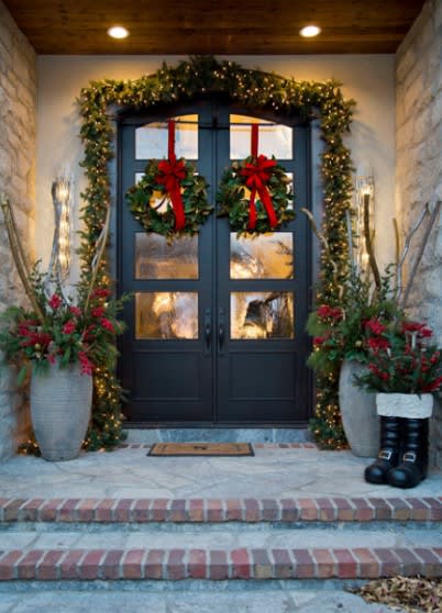 10 Ways to Decorate With Outdoor Christmas Lights inception-app-prod/MDQwNjliN2YtMWViOC00MmJjLTkxZTAtMjY0MjAzNGQyMWZl/content/2019/11/p1.jpg