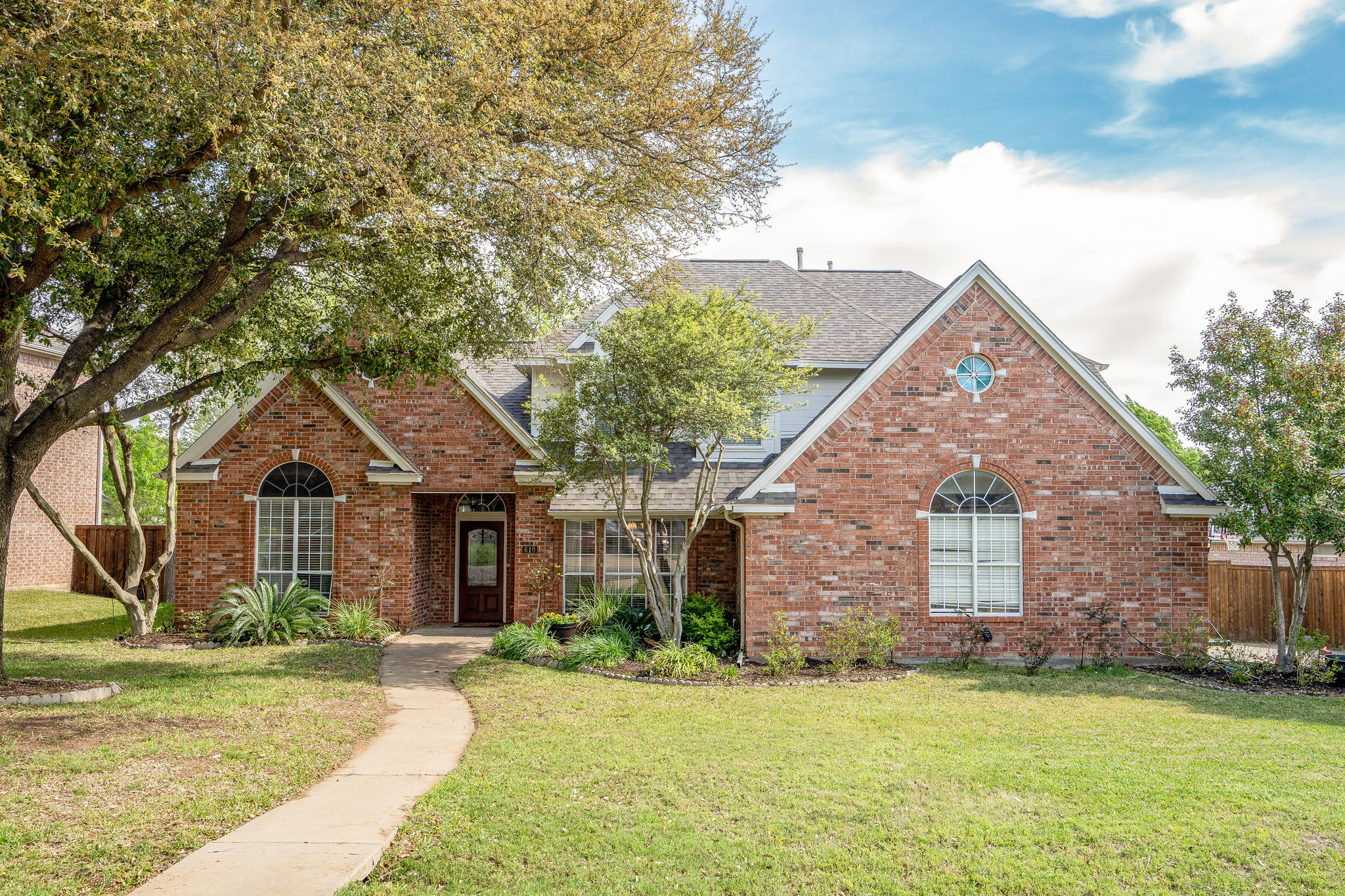 JUST SOLD: 610 Sugarloaf Ct. Highland Village, TX inception-app-prod/MDQwNjliN2YtMWViOC00MmJjLTkxZTAtMjY0MjAzNGQyMWZl/content/2020/06/js2004011-2001.jpg