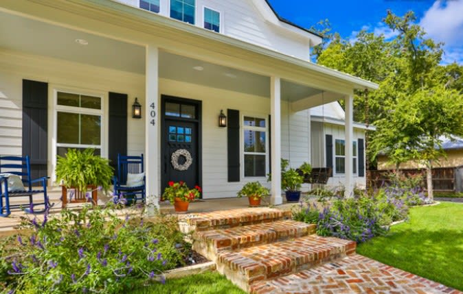 7 Ways to Create a Neighborly Front Yard inception-app-prod/MDQwNjliN2YtMWViOC00MmJjLTkxZTAtMjY0MjAzNGQyMWZl/content/2020/06/pictur2.jpg