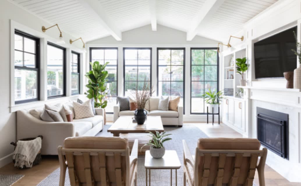 Design Ideas From Spring 2020’s Top Living Rooms inception-app-prod/MDQwNjliN2YtMWViOC00MmJjLTkxZTAtMjY0MjAzNGQyMWZl/content/2020/07/picture2.jpg