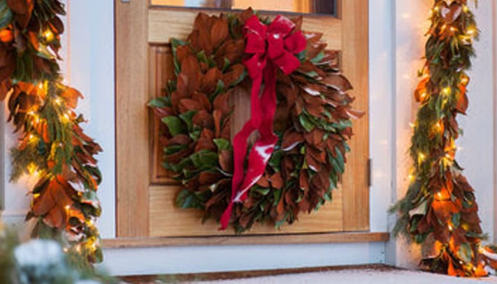 Porch Decorating Ideas for Thanksgiving to New Year’s inception-app-prod/MDQwNjliN2YtMWViOC00MmJjLTkxZTAtMjY0MjAzNGQyMWZl/content/2020/12/picture1.png