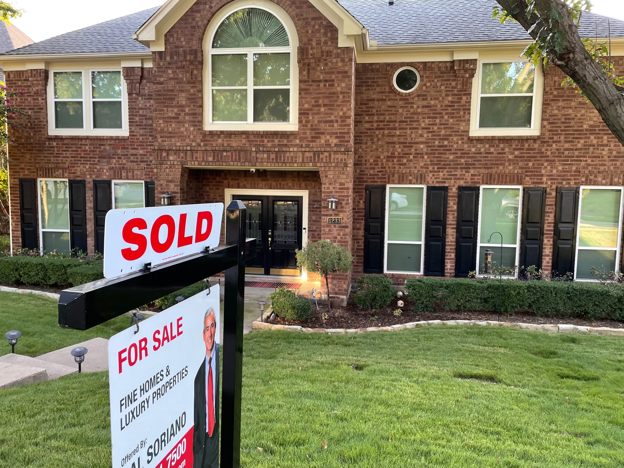 inception-app-prod/MDQwNjliN2YtMWViOC00MmJjLTkxZTAtMjY0MjAzNGQyMWZl/content/2021/08/Sold_1233 Jeanette Way_8.27.21.jpg