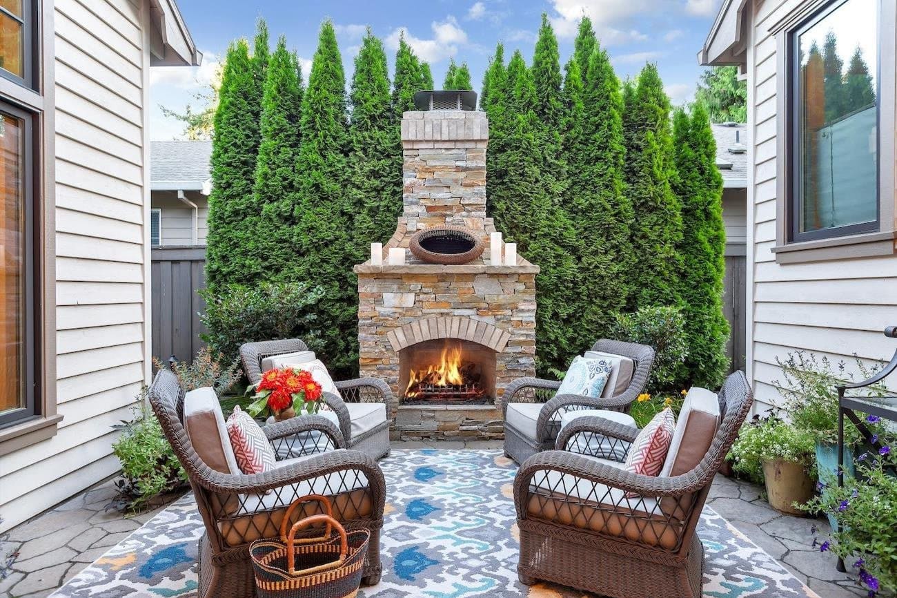 15 Small Patios for Socializing and Relaxing inception-app-prod/MDQwNjliN2YtMWViOC00MmJjLTkxZTAtMjY0MjAzNGQyMWZl/content/2023/09/b6fd0a8cfcd4a24303d9e2fb6567fbdc932dff07.jpg