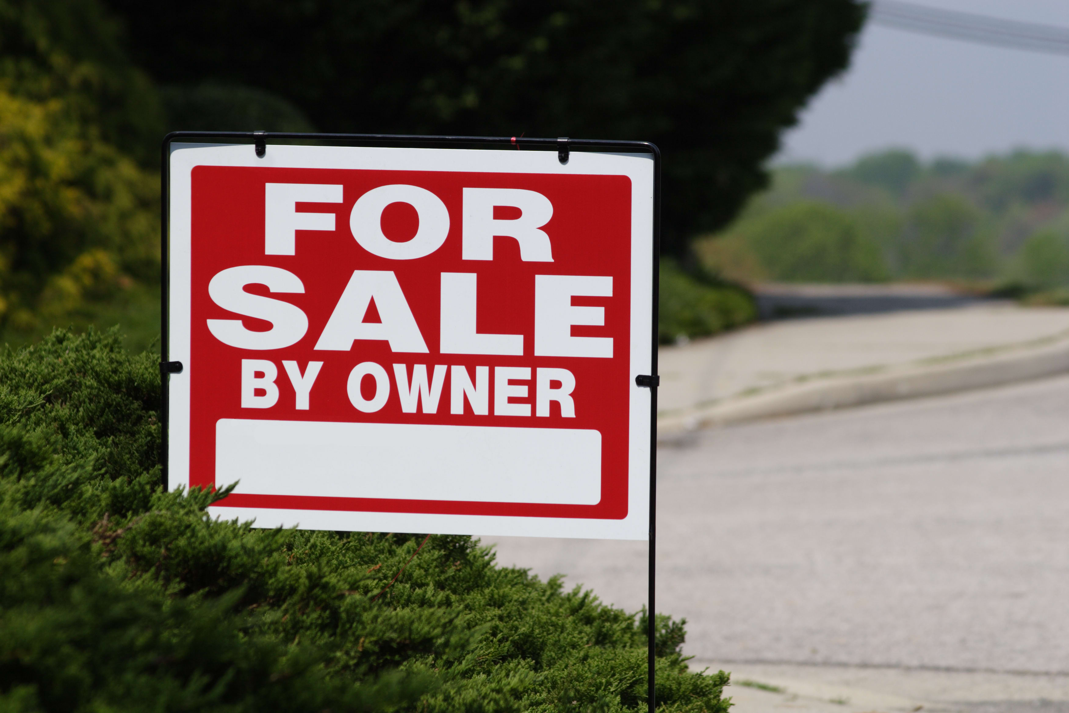 For Sale By Owner vs. Realtor: We're Working For YOU inception-app-prod/MDRiYTdlMGQtYzNkNC00OGUzLWFjNmEtZjQyN2QxZTdjYTU2/content/2019/10/for-sale-sign-1445308.jpg