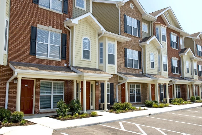 inception-app-prod/MDY0MjdlYzktZmU1MS00ZjRiLWI0MGMtOGNjZjEwYjJiOGQz/content/2019/07/condo-vs-townhouse.jpg