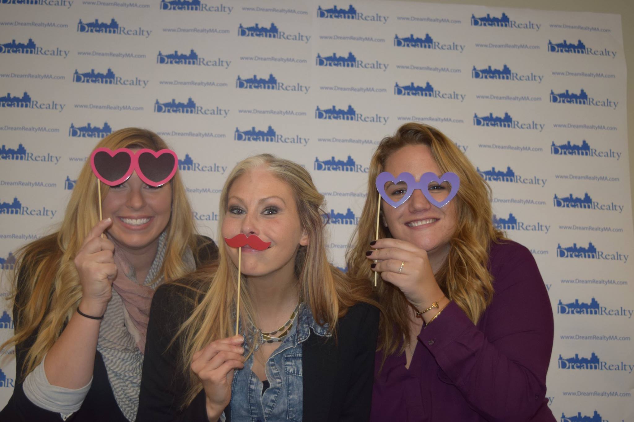 Office Warming Party Photo Booth! inception-app-prod/MDZiZGMwM2UtNjQ4ZC00OGQ3LWI2OWMtYmYxNjMwYjU1MWI4/content/2016/01/12473508_1105801422798690_7309350671708099895_o.jpg