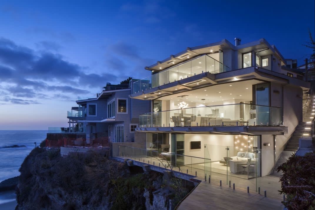 Buy your dream house with confidence inception-app-prod/MDdiNDY4NWItOTllYy00MWFkLWEzOWMtZjgzYzZhMzM2ZDI2/content/2020/09/laguna-beach-residence-01-1-kindesign-2.jpg
