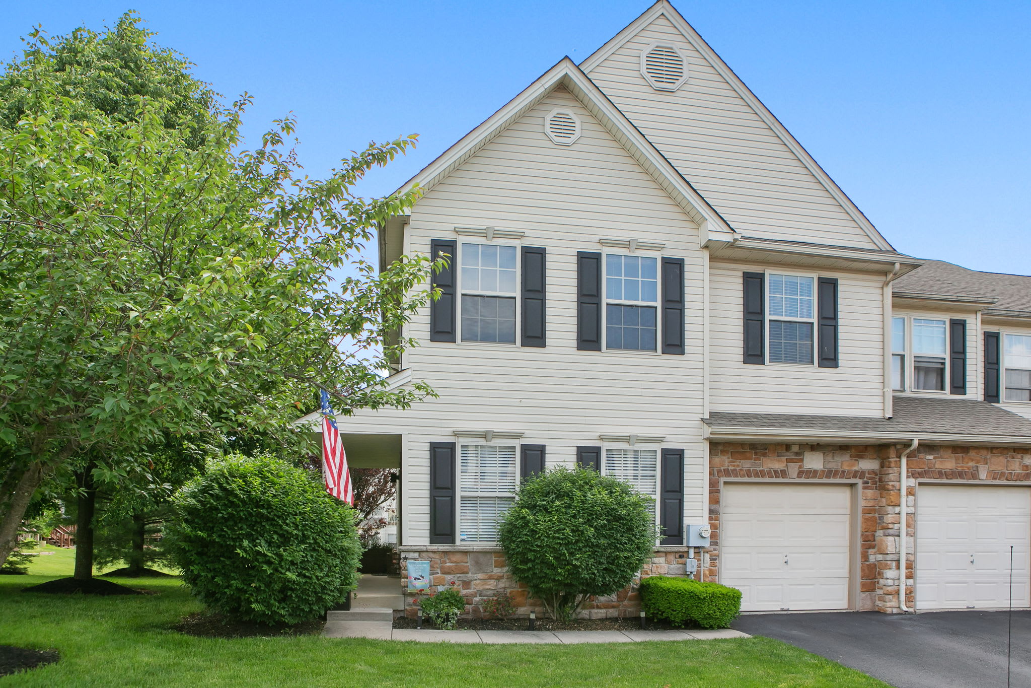 Featured Listing - 4701 Waterford Way inception-app-prod/MDg3ZWU4OGQtYmNiMi00MmE4LWEwNjAtOTQyOWNjNDY4ZDNk/content/2020/06/1.jpg