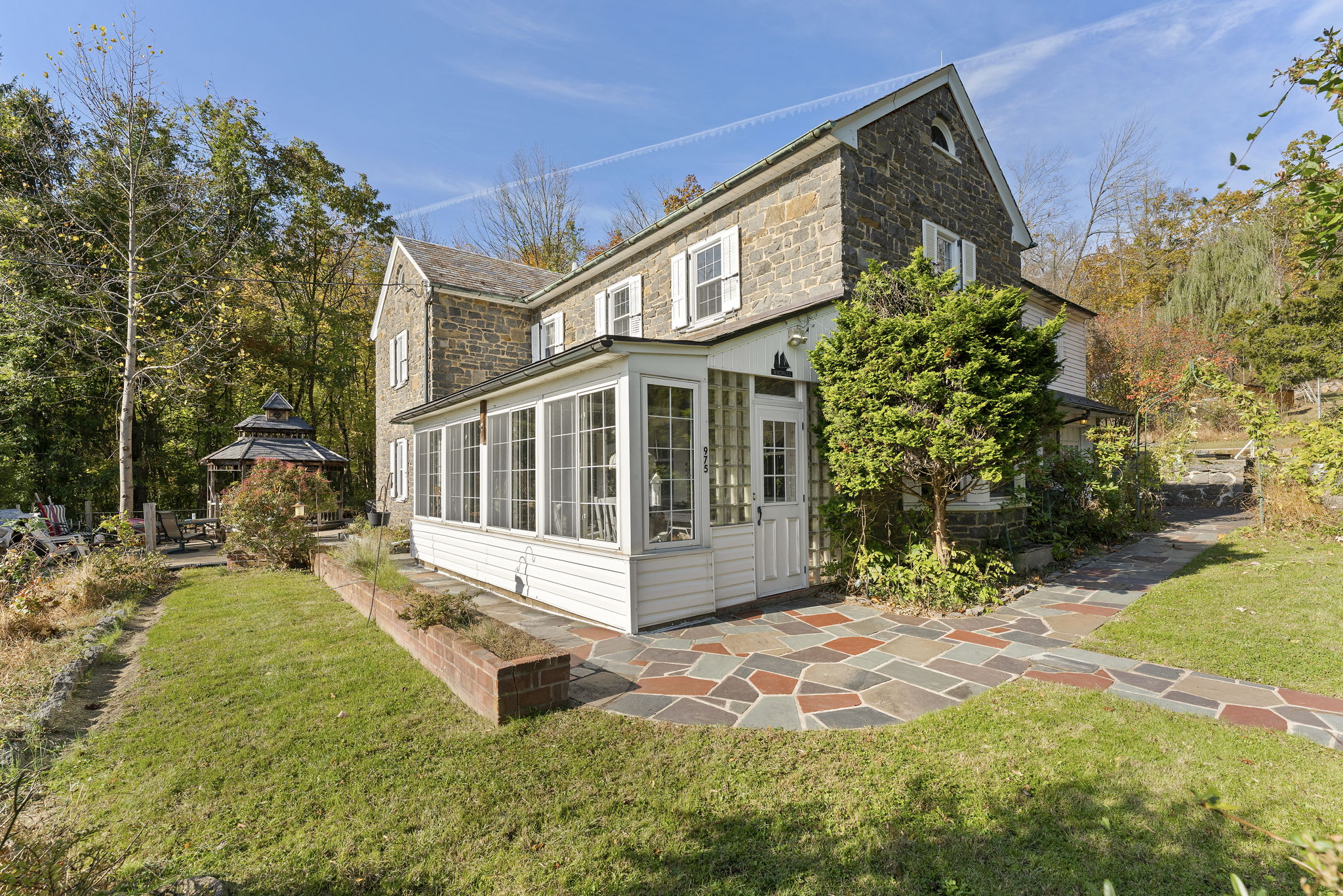 NEW LISTING! 975 Henning Road inception-app-prod/MDg3ZWU4OGQtYmNiMi00MmE4LWEwNjAtOTQyOWNjNDY4ZDNk/content/2020/11/1.jpg