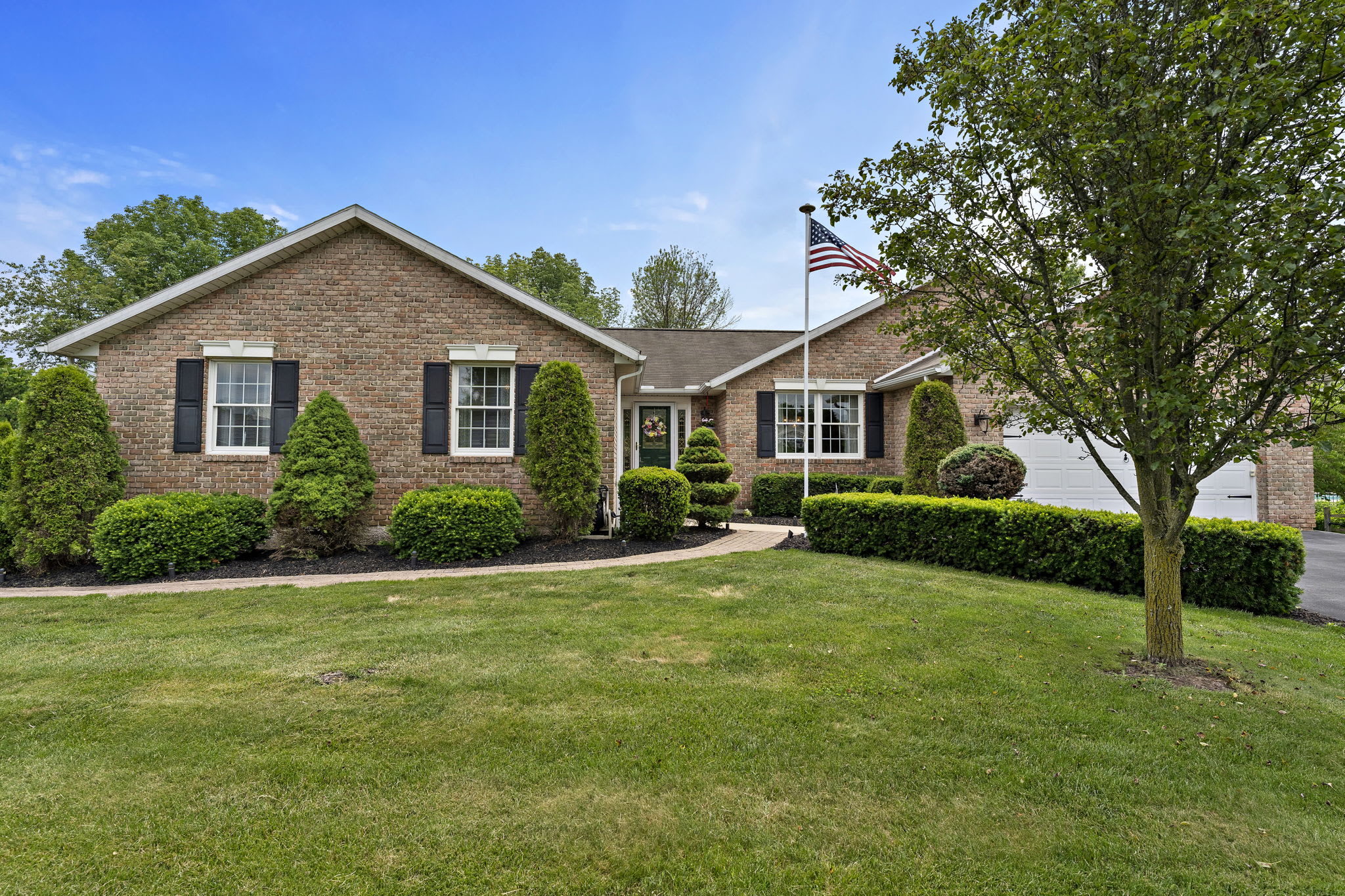 Completely Move-In Ready Paul Moyer-Built Custom Ranch Home inception-app-prod/MDg3ZWU4OGQtYmNiMi00MmE4LWEwNjAtOTQyOWNjNDY4ZDNk/content/2021/06/1%282%29.jpg