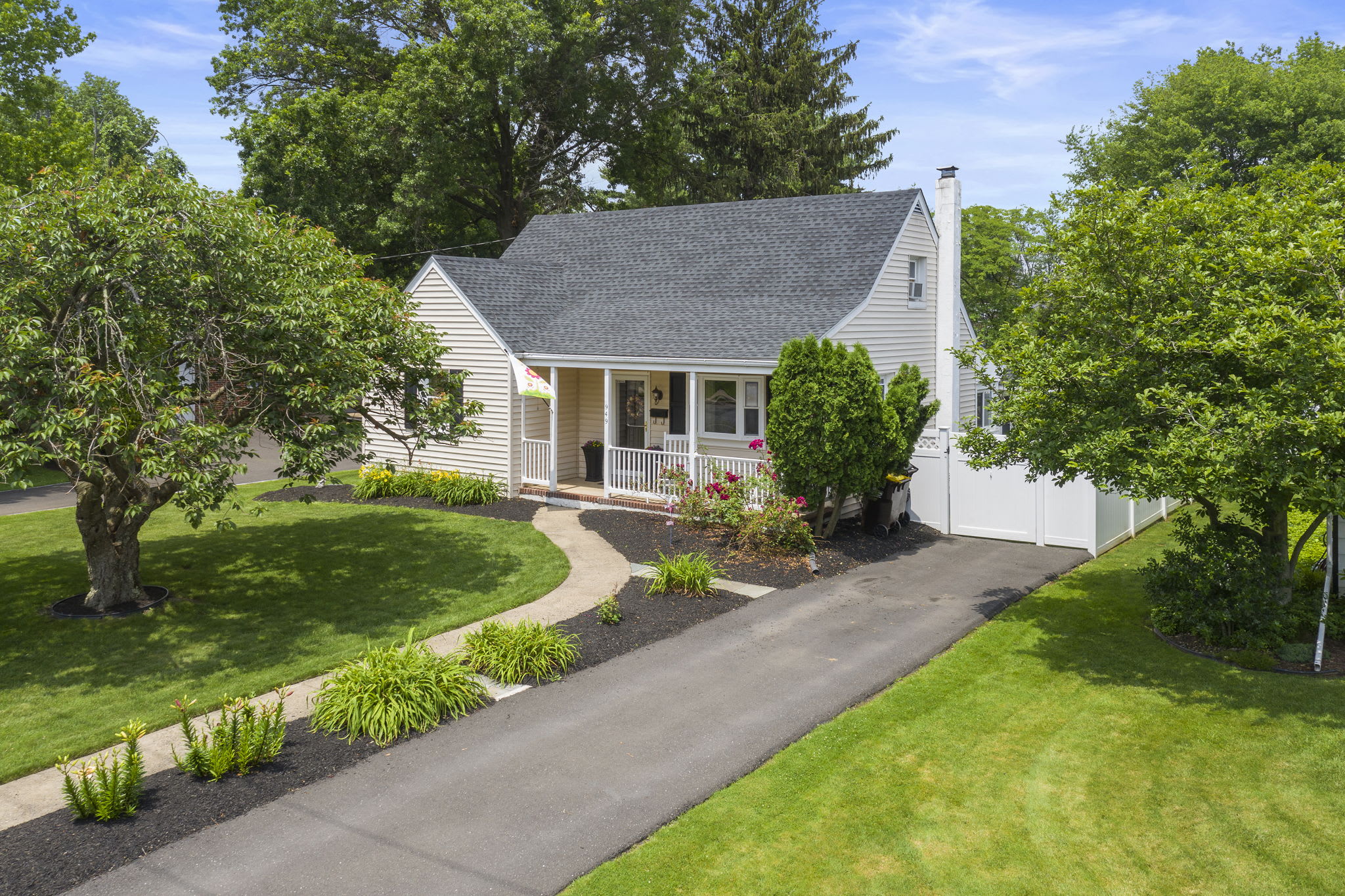 Cape Cod w/Sunroom & Large Yard In The Heart Of Lansdale inception-app-prod/MDg3ZWU4OGQtYmNiMi00MmE4LWEwNjAtOTQyOWNjNDY4ZDNk/content/2021/06/1%285%29.jpg