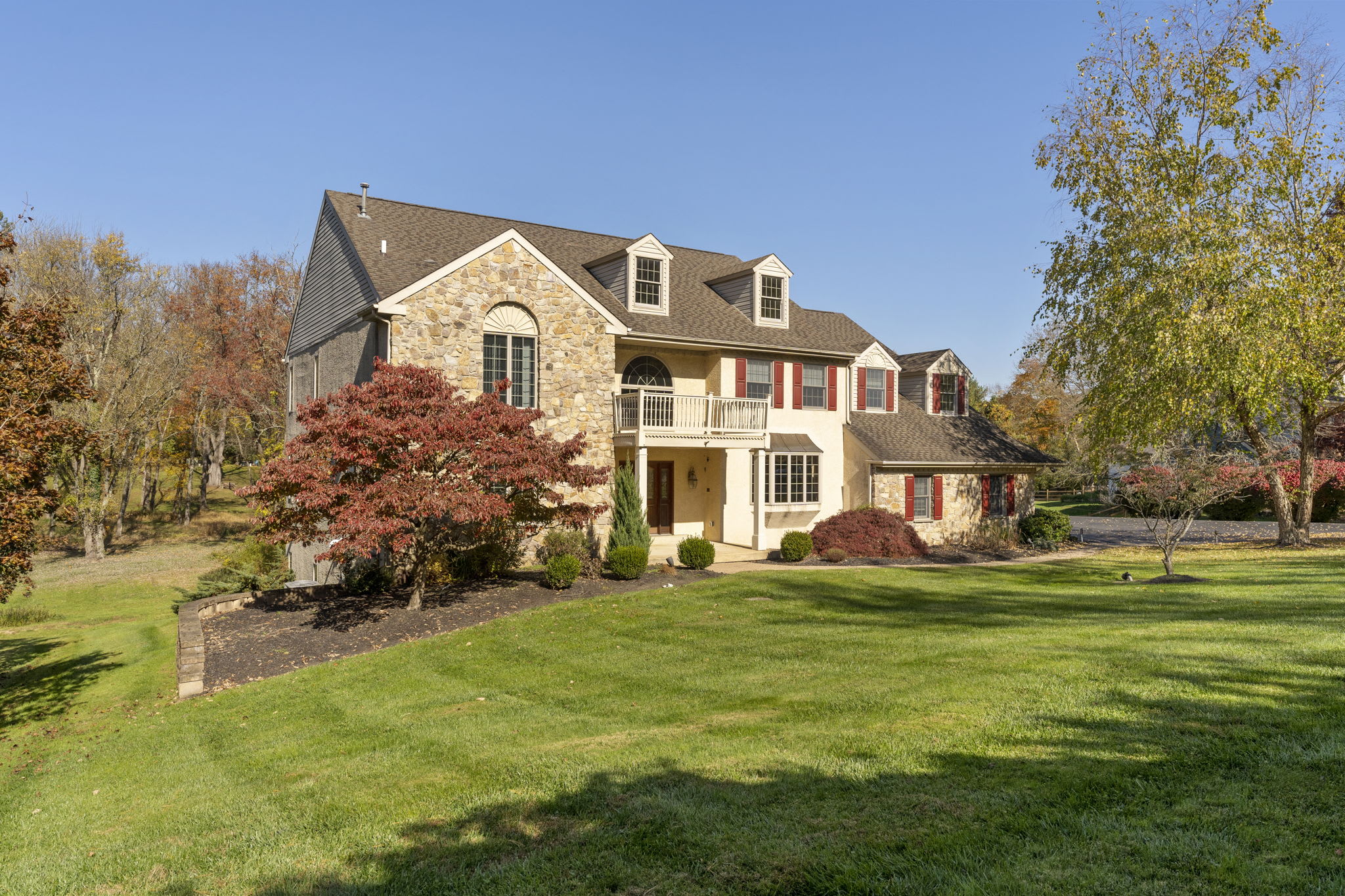 Stunning Newtown Square Home Just Listed! inception-app-prod/MDg3ZWU4OGQtYmNiMi00MmE4LWEwNjAtOTQyOWNjNDY4ZDNk/content/2023/11/4ec088476d2cc56afec75beeea9bc51694b7c301.jpg