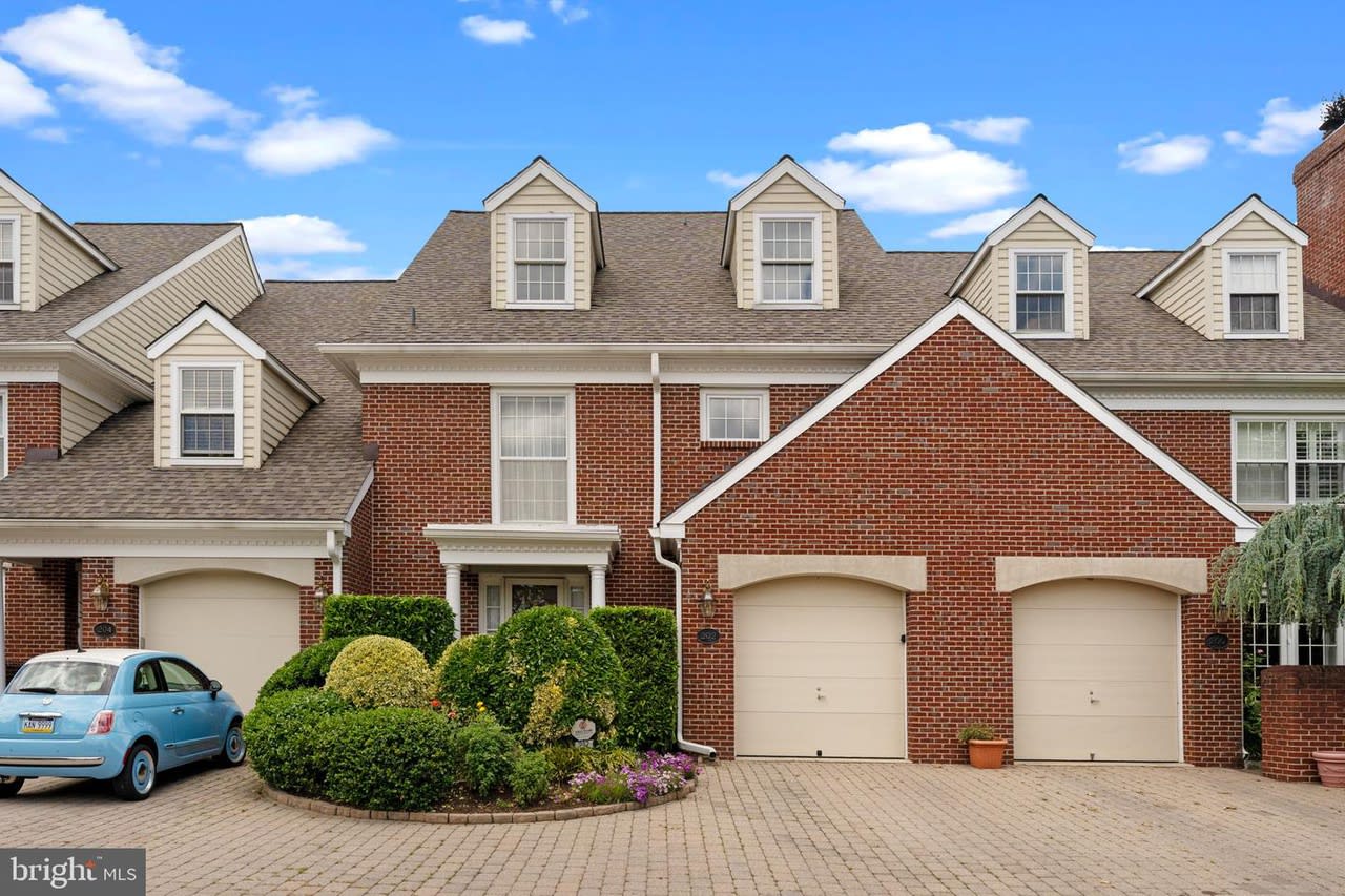 New Featured Listing - 202 Westminister Place inception-app-prod/MDg3ZWU4OGQtYmNiMi00MmE4LWEwNjAtOTQyOWNjNDY4ZDNk/content/2024/06/a26dddb465287360e515587ef7ae16bd0bc8bca2.jpg