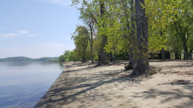 inception-app-prod/MDhhMjIxNzEtMmJlMy00MmZjLWE1MDItY2E0NmYzMjFhYTJh/content/2016/09/Sand Bar State Park.jpg