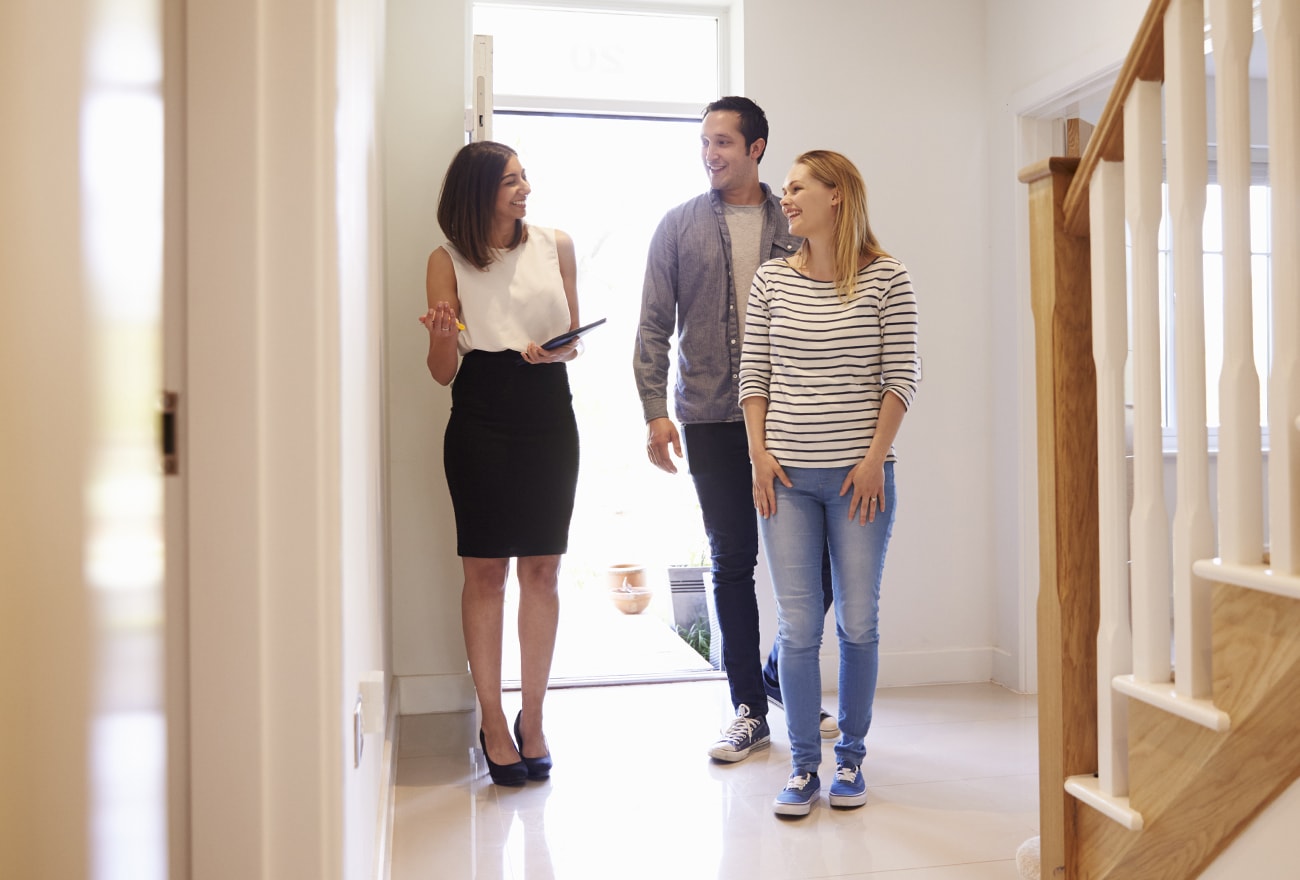 3 Reasons Why Your Listing Agent Isn’t Showing Your House inception-app-prod/MDhhMjIxNzEtMmJlMy00MmZjLWE1MDItY2E0NmYzMjFhYTJh/content/2018/08/realtor_showing_house_451242040.jpg