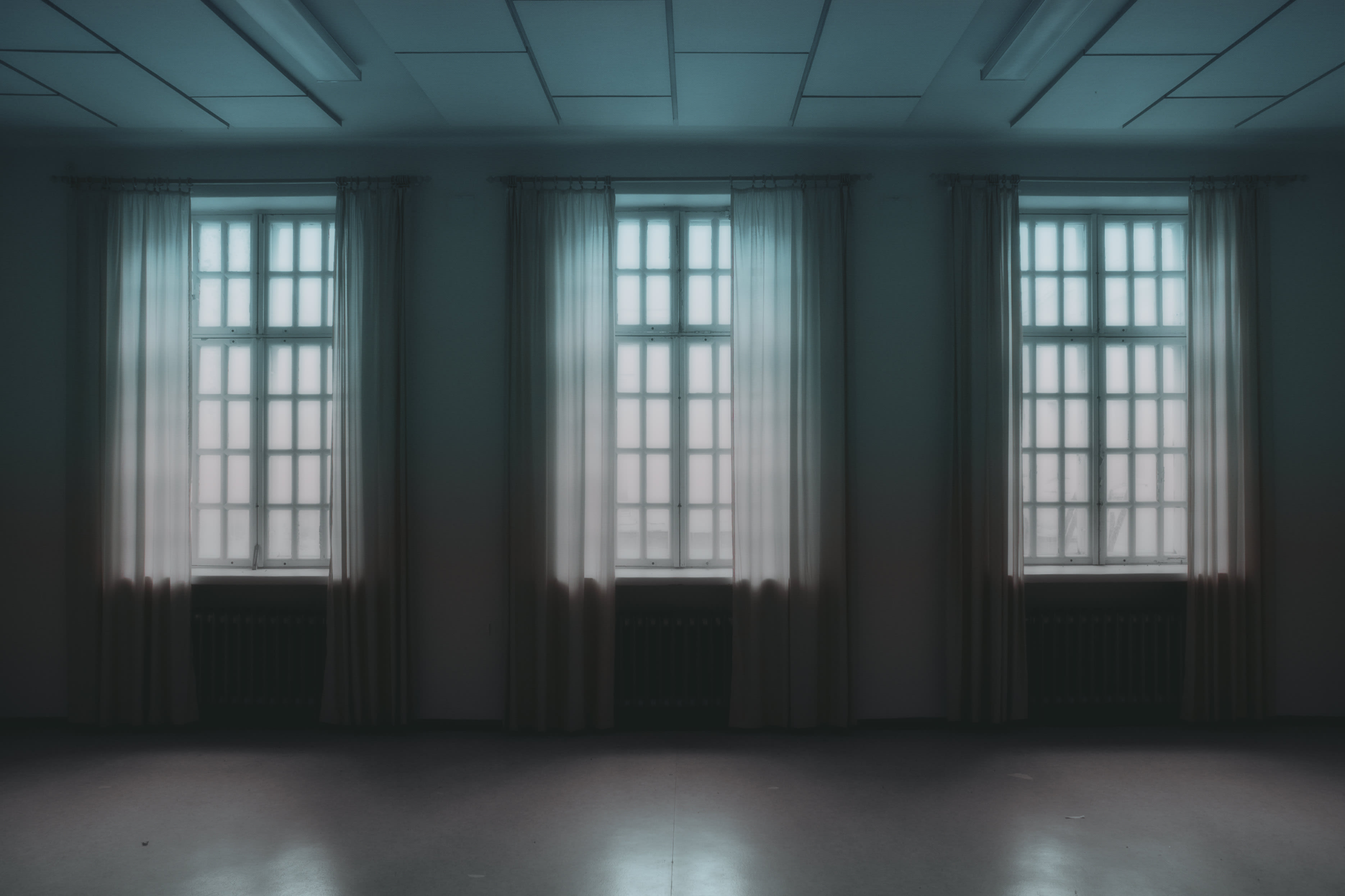 Tips for Moving Out of Your Sold Home inception-app-prod/MGFmODg2MzMtZTU3OS00ZjM4LWIxOGEtNGM4N2Y1OWJmNWFl/content/2016/12/Interior_dark empty room.jpeg