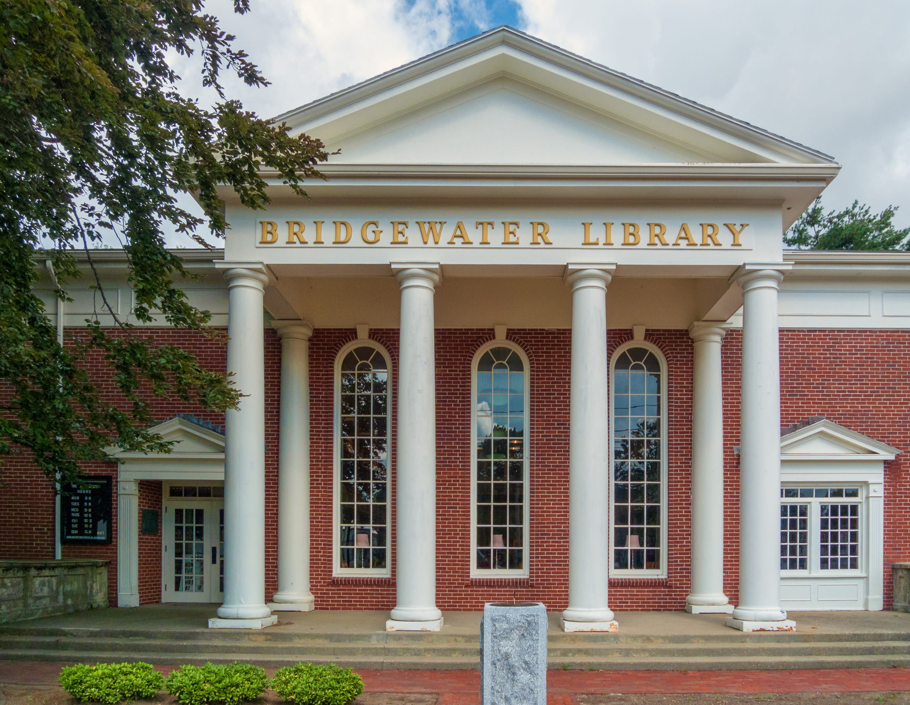 inception-app-prod/MGI4MTZkMzQtNmY4MC00YjRhLWI4ZmQtNGEwNzQ1YWRiNDZi/content/2020/06/bridgewatermassachusettspubliclibrary.jpg