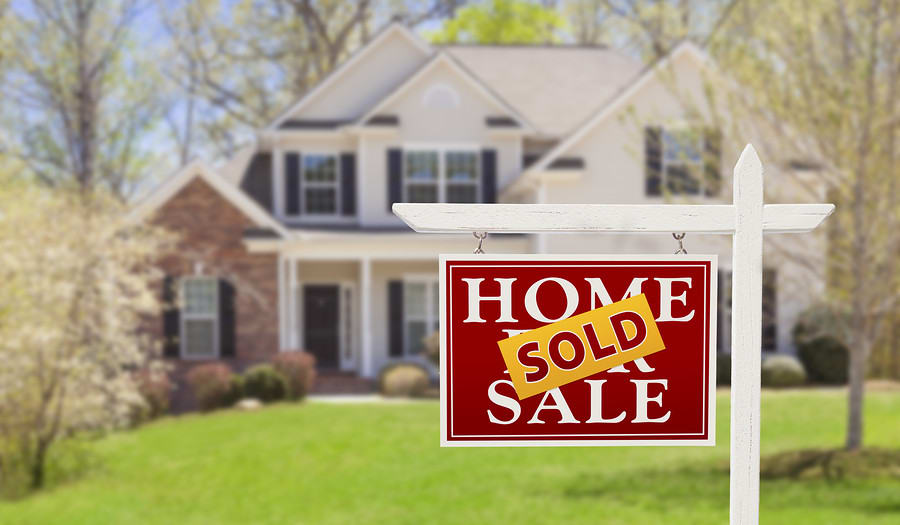 inception-app-prod/MGJhMzEyNWYtNWNjMy00NGNmLTk5MjUtMmZmNjFmMDA5MzE4/content/2021/05/bigstock-Sold-Home-For-Sale-Real-Estate-44841031%281%29.jpg