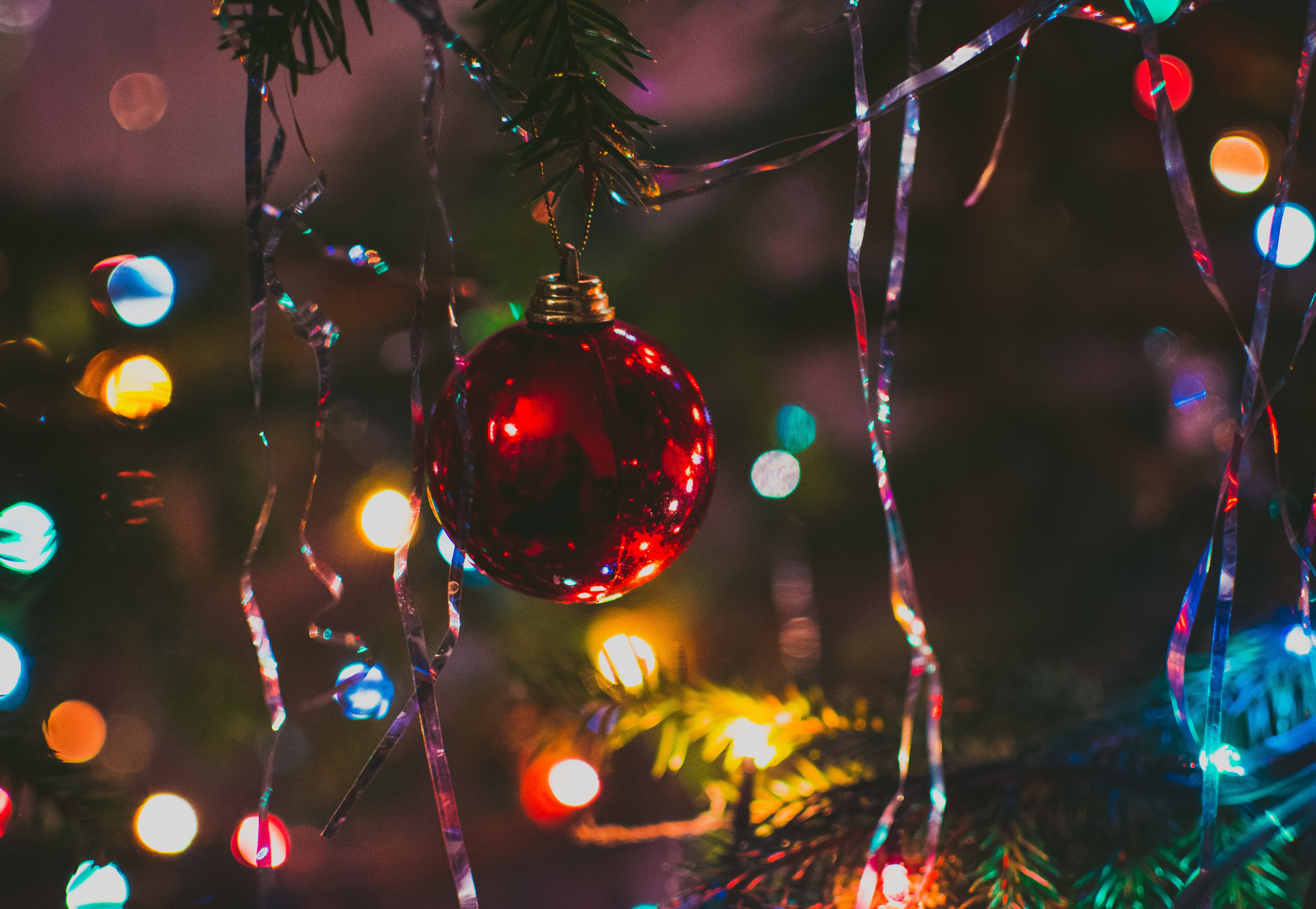 Light Up Your Life with These Homes inception-app-prod/MGM0MTU4NzEtOWRiMS00MjQyLWJiMTAtMDIzY2U4NTg0OThl/content/2019/12/cGhvdG9ncmFwaHktb2YtcmVkLXN0cmluZy1saWdodHMtaGFu-2.jpg