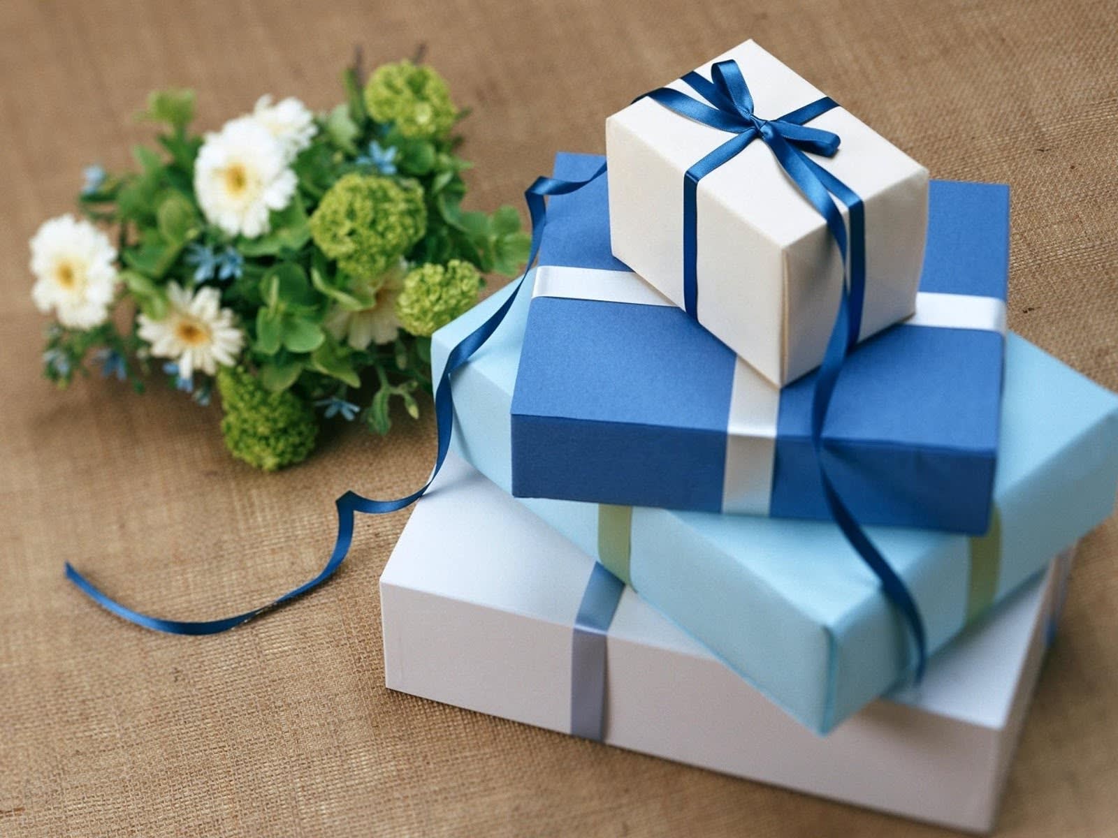 Gift Guide for the Holidays inception-app-prod/MGM0MTU4NzEtOWRiMS00MjQyLWJiMTAtMDIzY2U4NTg0OThl/content/2021/04/gifts.jpg