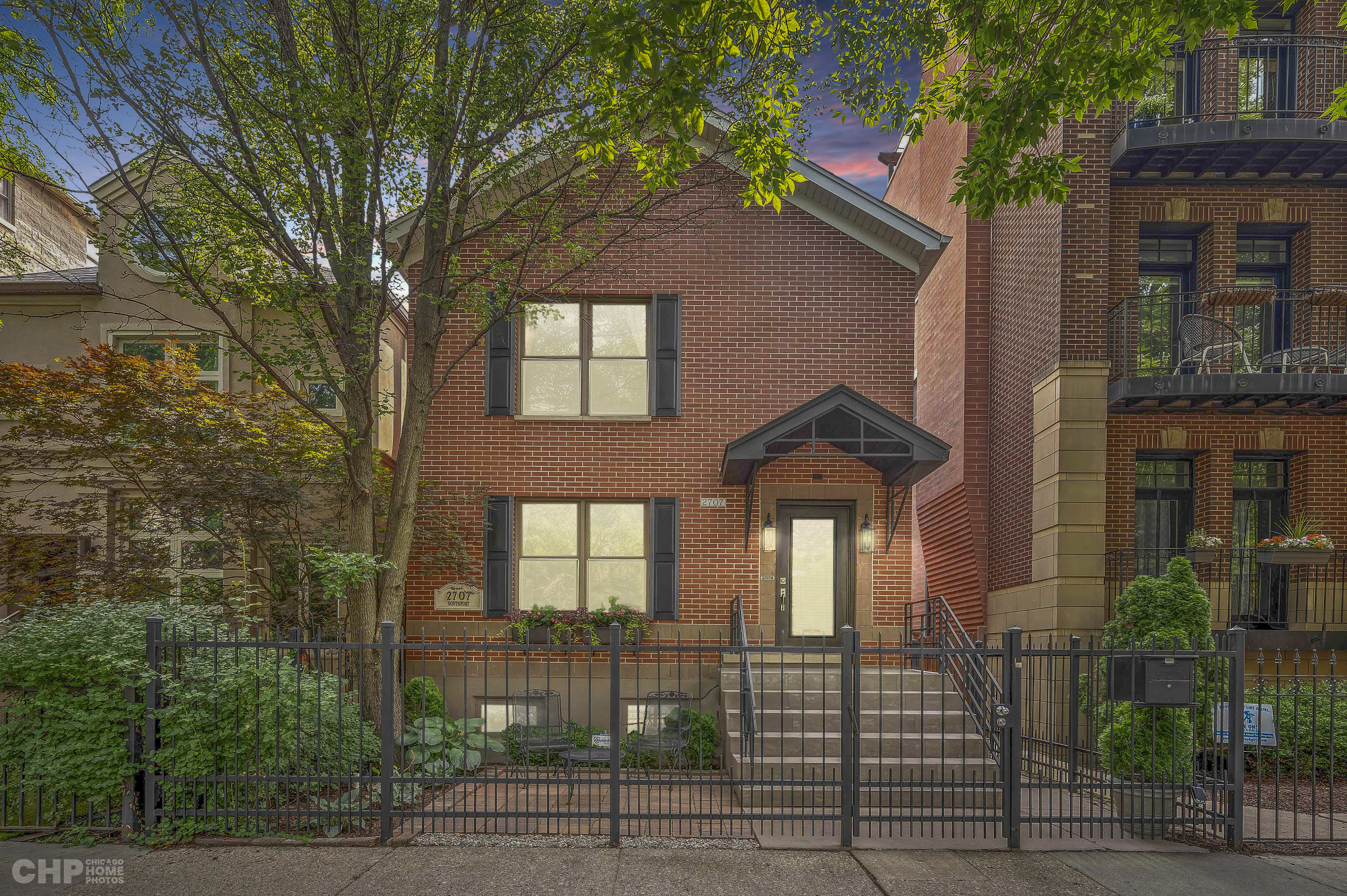 Discover the Perfect Blend of Luxury and Comfort in Lincoln Park: 2707 N Southport inception-app-prod/MTU1MjhmM2EtYzg0Ny00MjQyLWIyMWMtNDBmN2QzZTM2Y2Y3/content/2023/09/bf51c040bccb56e6cd1c308d15273c3a0b191cd2.jpg